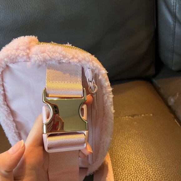 NWT/ lululemon Everywhere Belt Bag Fleece 1L, Baby Pink, brand new - Picture 2 of 4